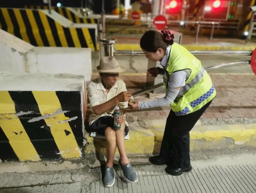 北京一86岁老人深夜骑三轮误入高速路，收费员护他回家