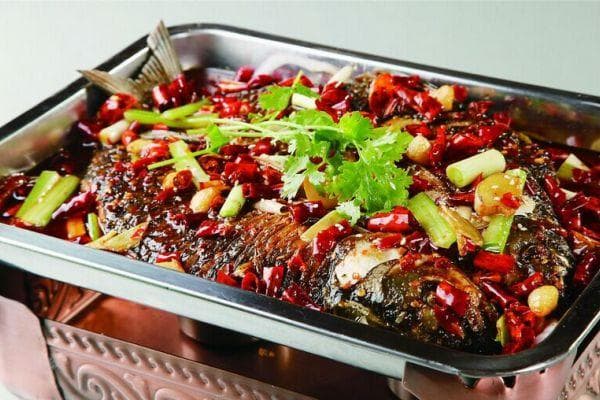 万州烤鱼制作教程：从选材到食用，详解传统美食的烹饪工艺