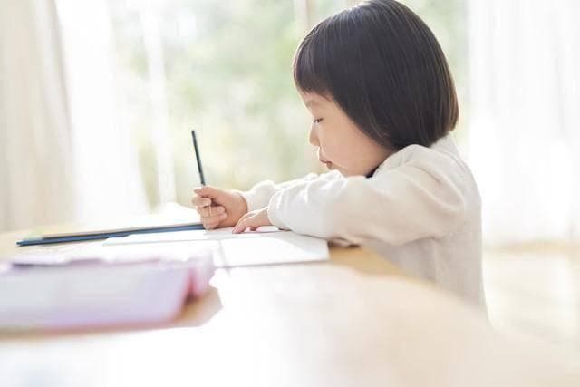 激发孩子学习兴趣：如何引导孩子主动完成作业