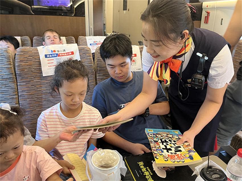 高铁列车上的"带娃达人"：如何确保儿童旅客安全出行