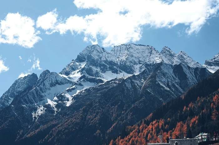 西南地区旅游攻略：感受高原与湖泊的完美融合，体验多彩的民族文化