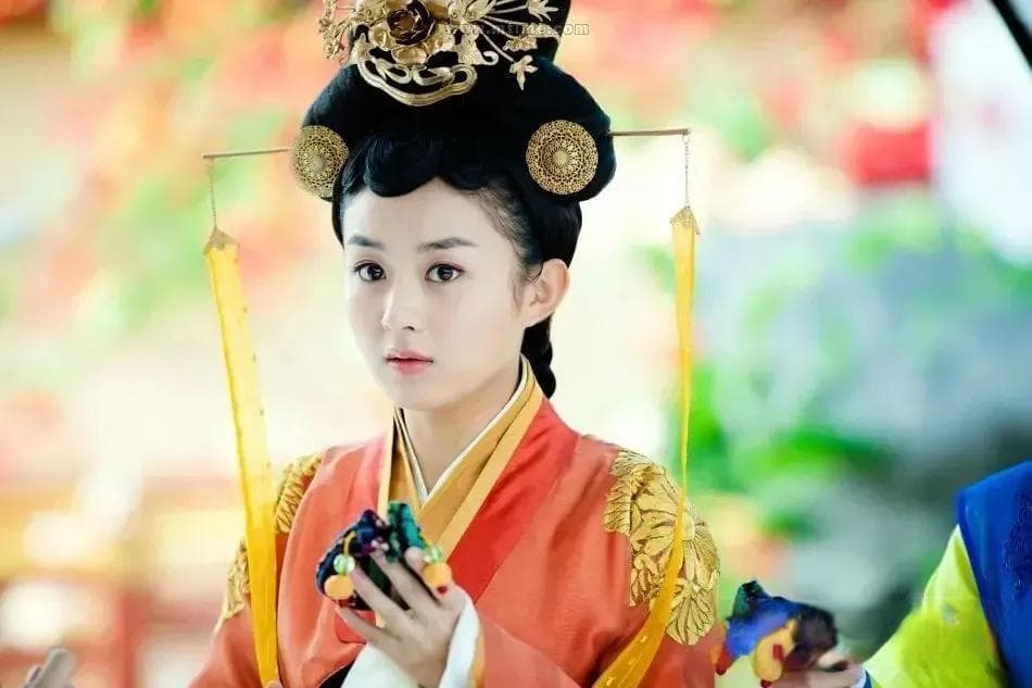 赵丽颖在拿奖，85花在努力