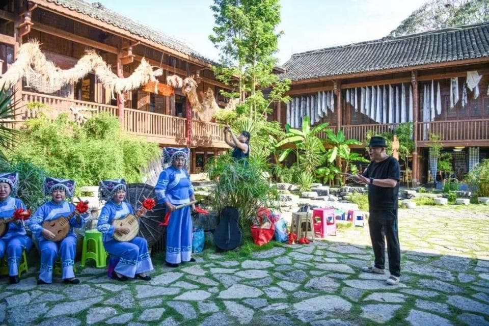 让民族文化之花在万峰林绚烂绽放 | 一群文艺工作者与村民的“双向奔赴”