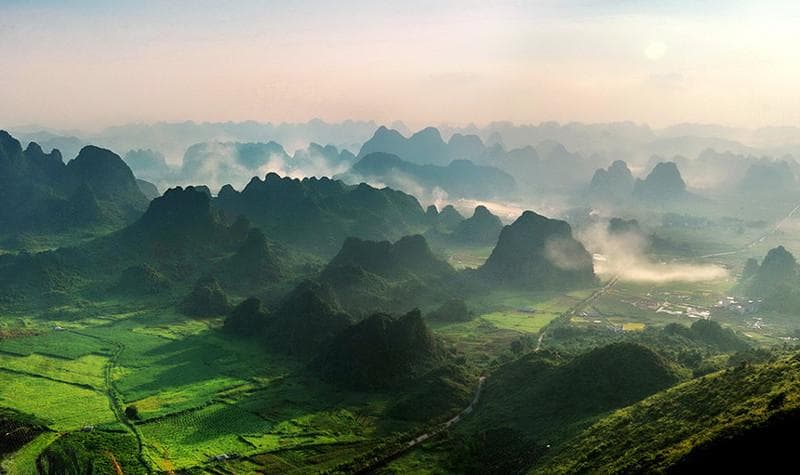 广东英德现“小桂林”：千峰溪绕，溶洞奇观引游人