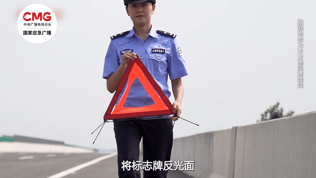 救护车被私家车堵在高速上 应急车道岂能乱占？