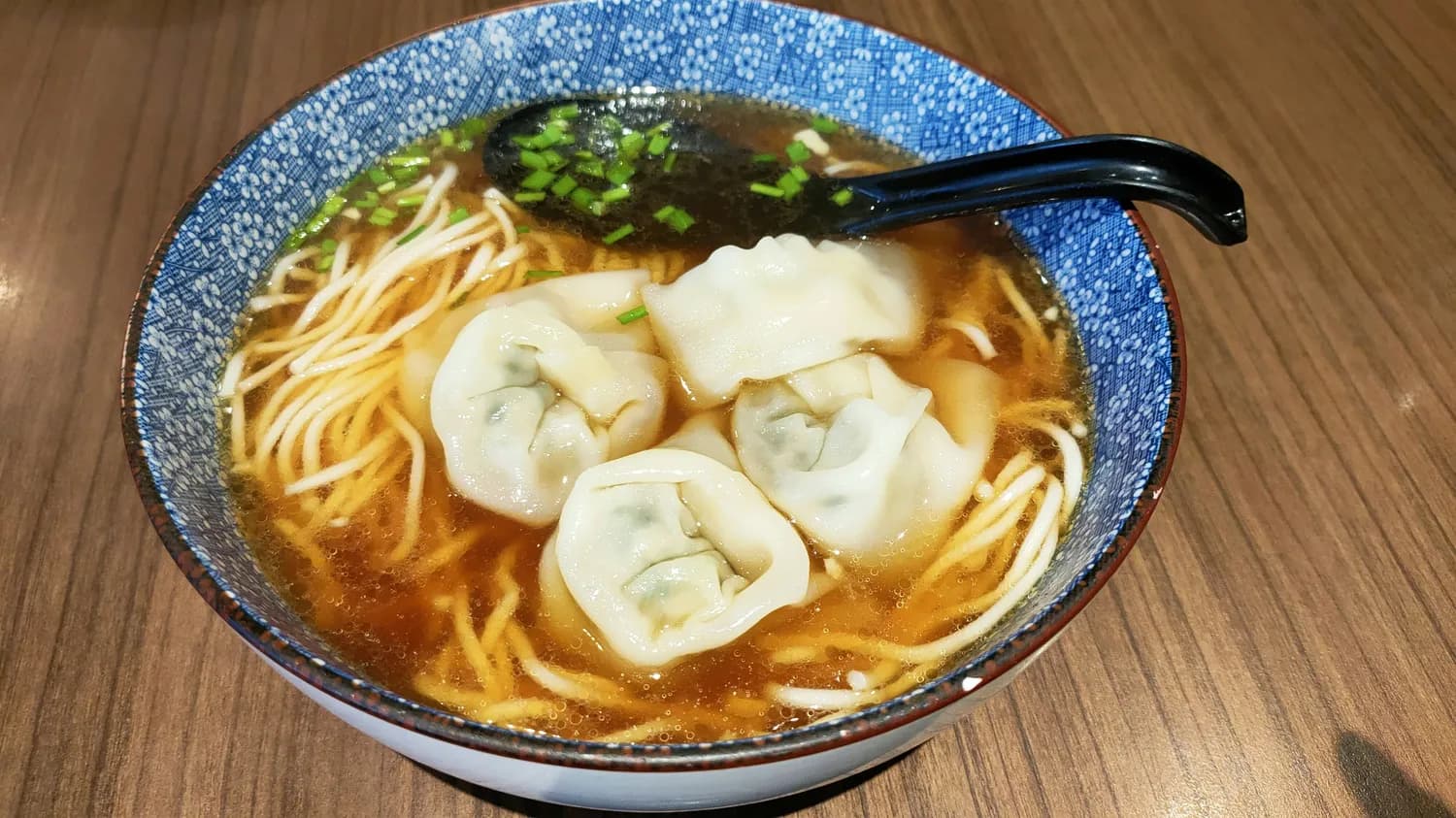 上下九步行街美食地图：从鲜虾云吞到牛杂，八家老字号的广州味道