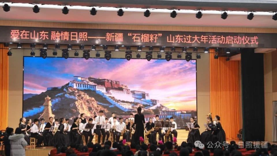 以文化之光，照亮民族团结之路