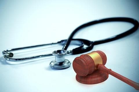 非法行医怎么举报？一文详解举报途径、处罚依据与案件审理