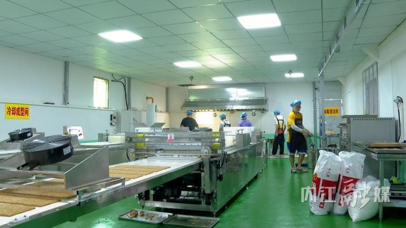 传统美食新发展 内江花生糖焕发新生机
