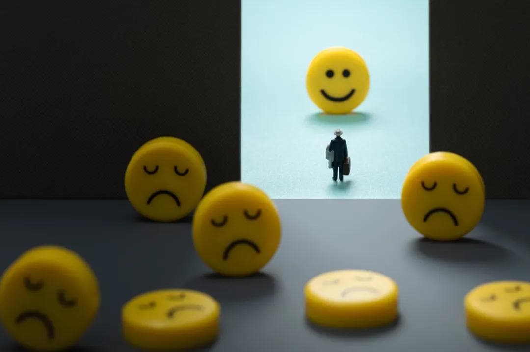 当代年轻人连朋友圈都开始“预制”了？出去玩一次，朋友圈发 5 年？