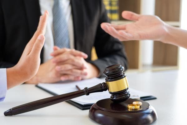 诉讼律师费由哪方承担：法律解析与实务操作