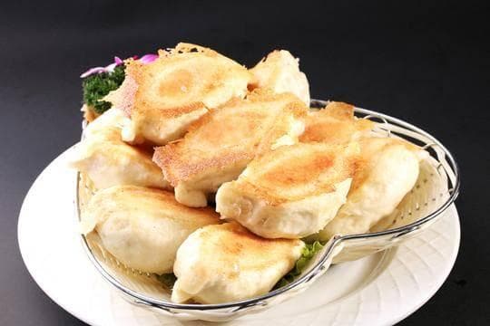 水煎包：金黄酥脆下，藏着多汁馅料的味蕾惊喜