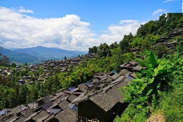 探秘中国最后的枪手部落：岜沙苗寨千年传奇，为何枪声依旧？