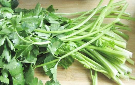 芹菜的营养价值与功效：从降压到抗癌的健康之选