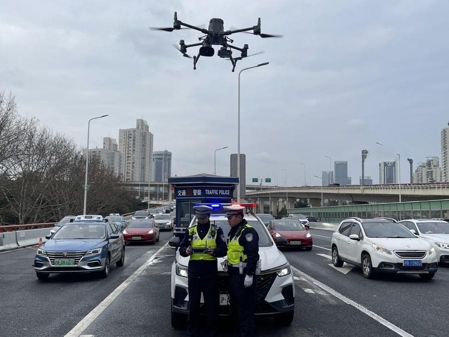 上海启用无人机抓拍开车“玩手机”、不系安全带，如何保护安全与隐私？