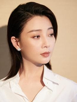 44岁殷桃惊艳亮相品牌活动：冻龄美肌与优雅气质的完美结合