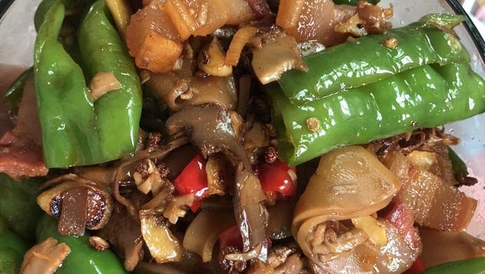 烟笋炒腊肉：一道美味的家常菜