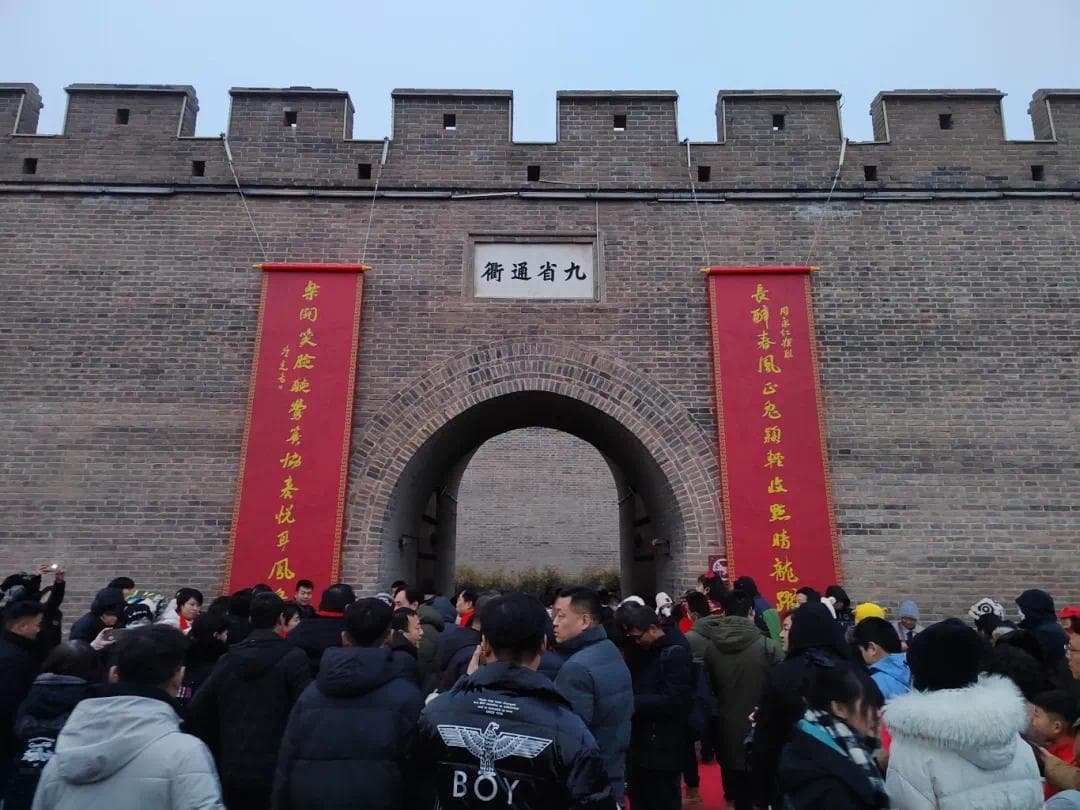 首届“城门挂春联·古城过大年”活动举办 石家庄市正定县为千年古城打造新民俗