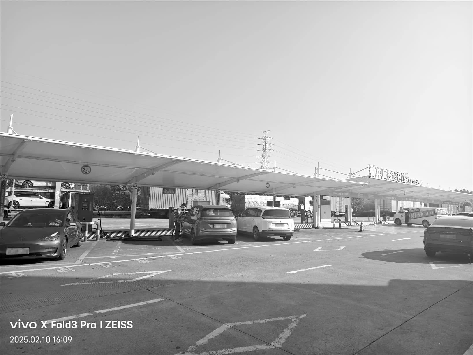 平时多闲置假期不够用 高速公路充电“潮汐”难题待解