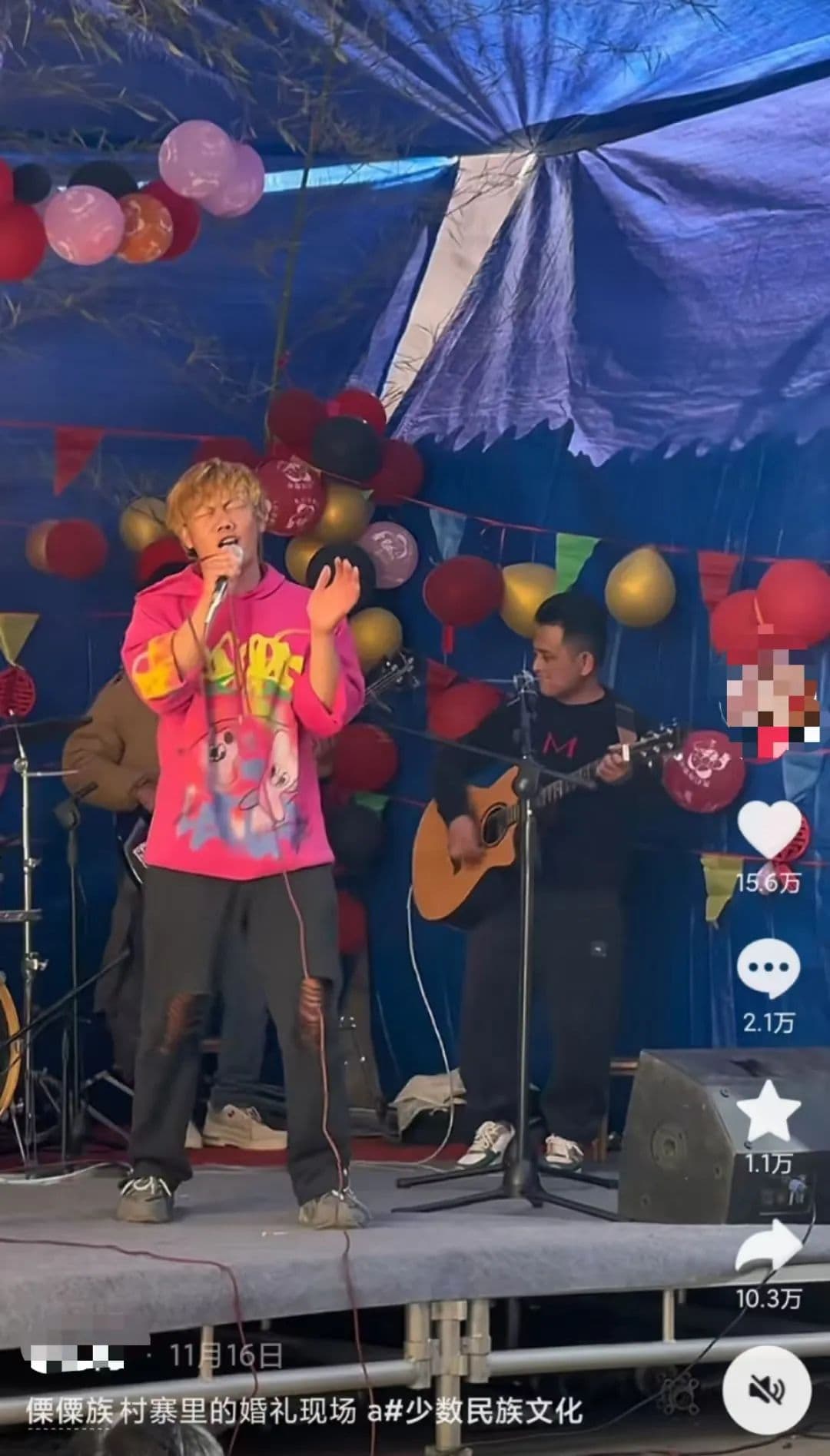 终于看到“寨子的明星”，云南一傈僳族歌手在村子婚礼上表演走红