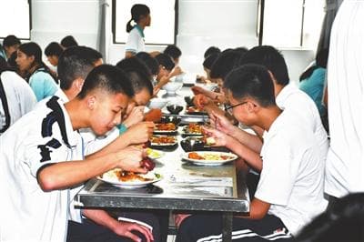 中山市推动学校食堂自主经营：打造让学生和家长满意的“放心食堂”