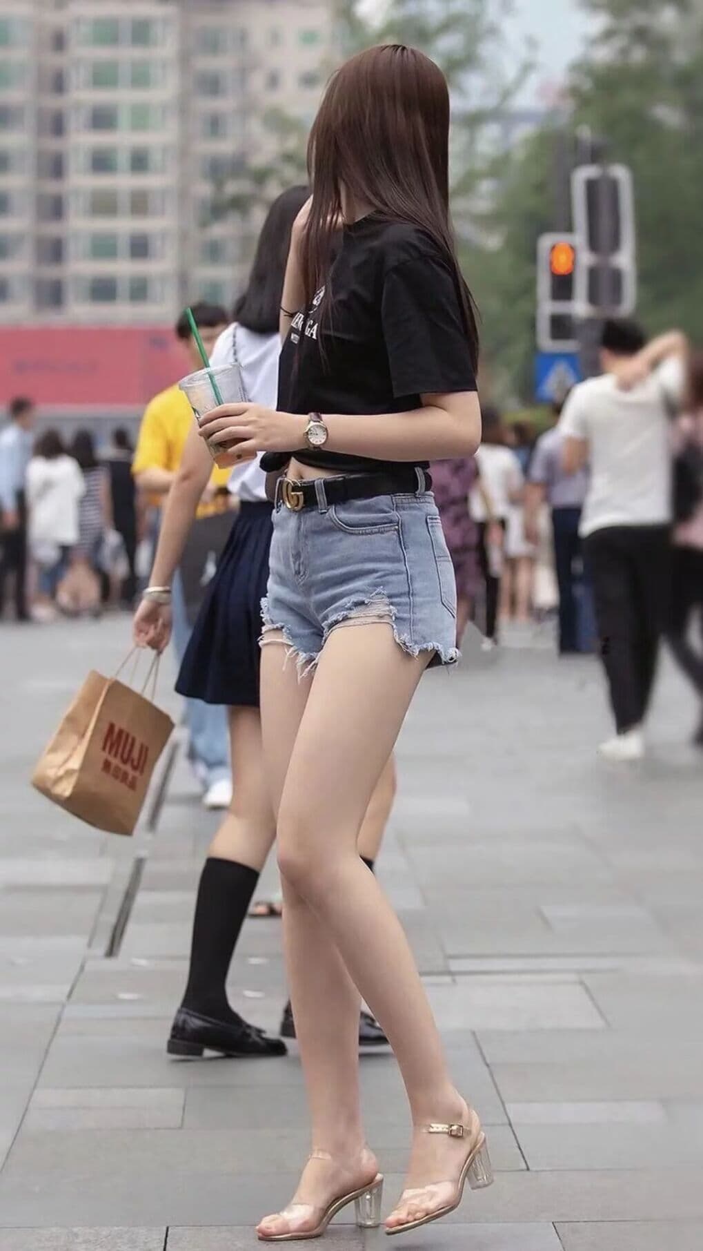 香港许冠文个人资料：一代喜剧之王的传奇人生