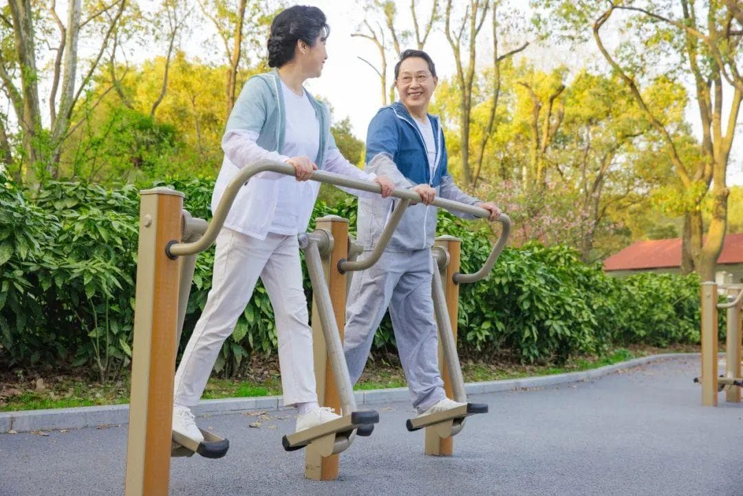 不用去健身房了！你家楼下的健身器材才是真宝藏