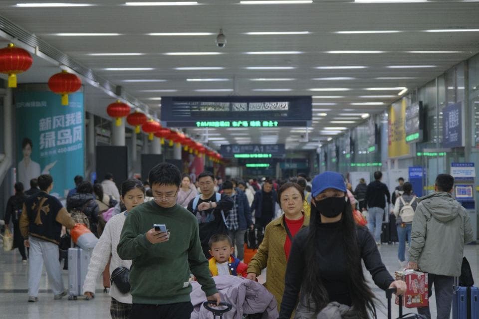 深圳迎来春运节后返程客流高峰，各交通部门多举措保平安有序出行