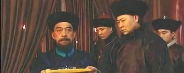 看“隆科多”背景：是康熙的内弟，雍正的舅舅，他终结了家族荣耀