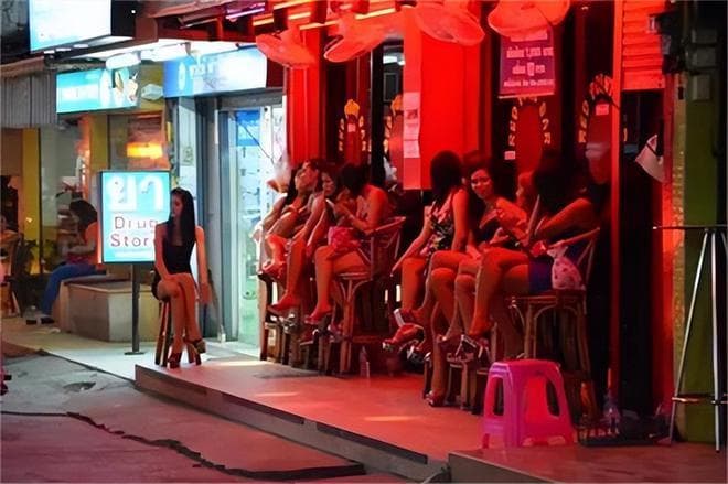 艾滋病病毒在唾液中的存活之谜：科学解析与日常防护