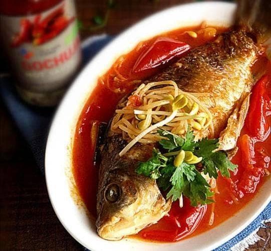 西红柿烧鲫鱼：酸甜可口，鱼肉滑嫩的家常美味