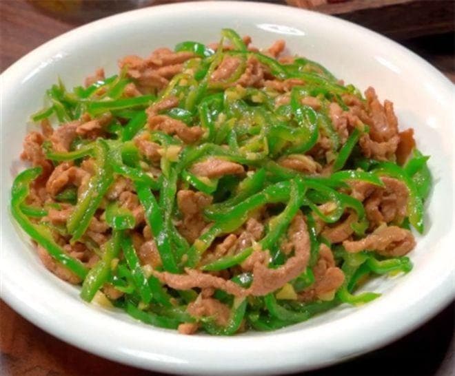 青椒炒肉丝，家常美味轻松做！客家人教你一招，肉丝嫩滑青椒脆爽！