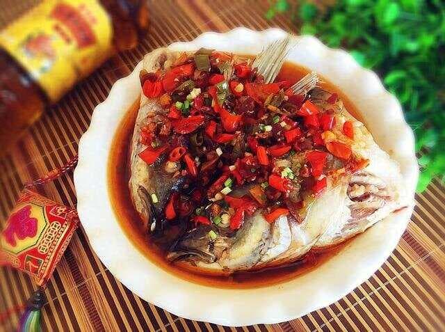 中国公认最好吃的10道湘菜！1.湖南剁椒鱼头——代表地：长沙