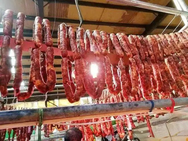 做腊肠前腿肉好还是后腿肉好？开工吃腊肠了！