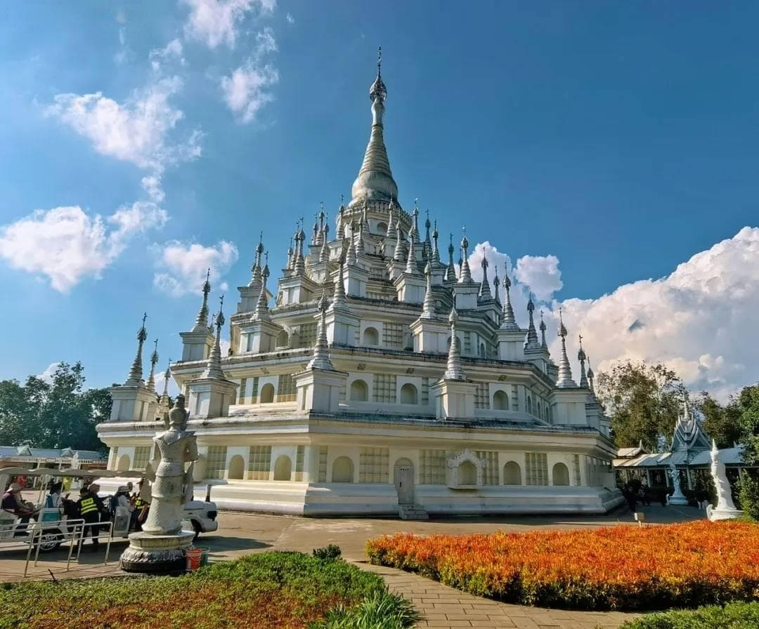 云南芒市勐焕银塔：傣族文化的银色瑰宝