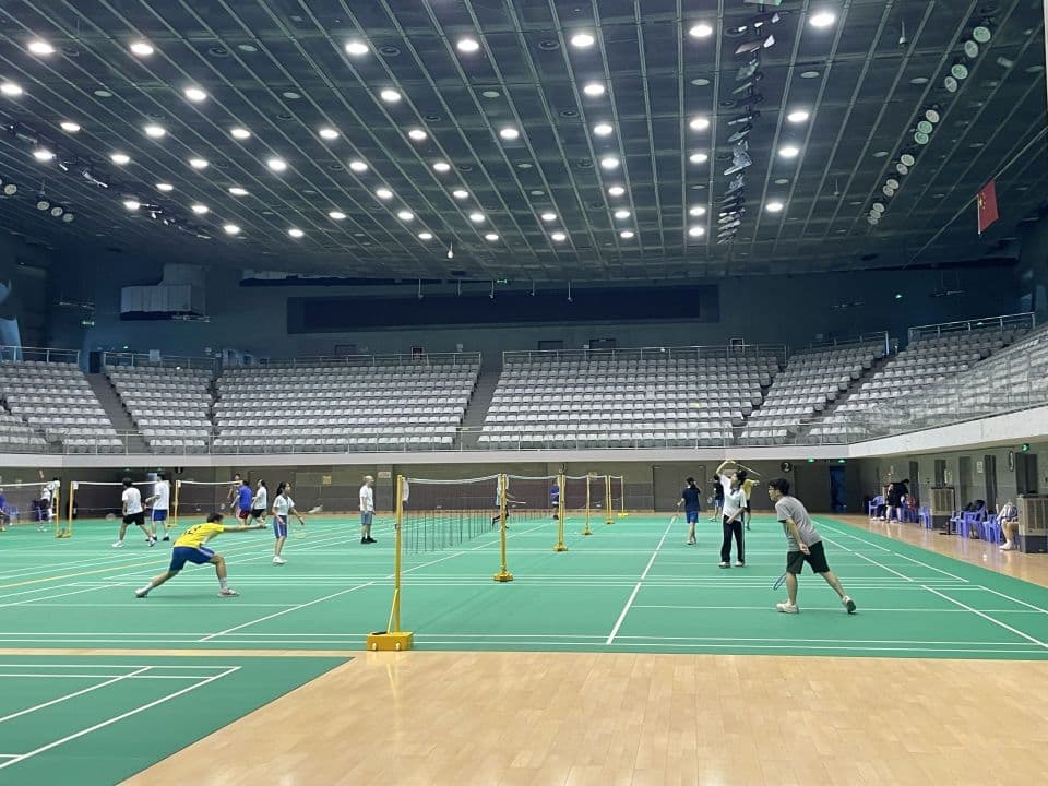 暑期深圳室内羽毛球、游泳、夜场篮球最火热，公益场中小学生、亲子家庭订场最多
