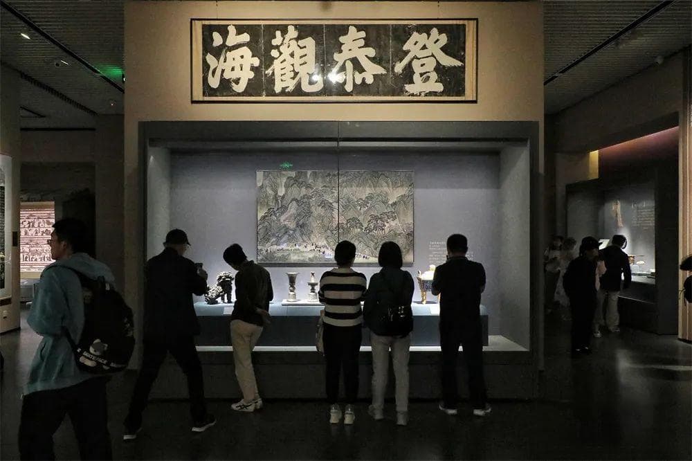 山东博物馆“十大镇馆之宝”中的泰安瑰宝：红陶兽形壶与东平汉墓壁画