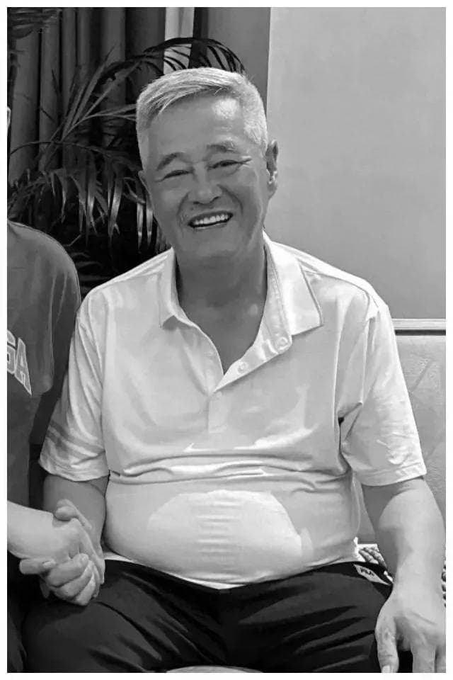 66岁赵本山近况曝光，满头白发大肚腩抢镜，网友怀念他春晚小品