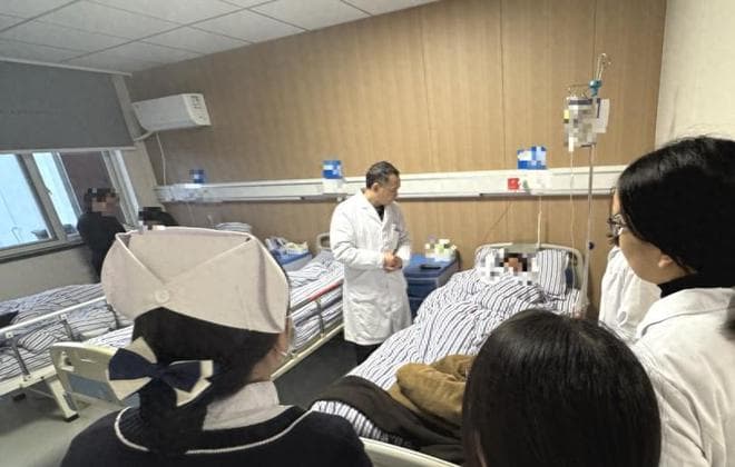 男子眼部红痛视力下降，原是眶内异物残留作祟！