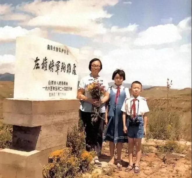 1982年，左权女儿左太北，携儿女为父亲祭扫，手捧鲜花，缅怀逝者