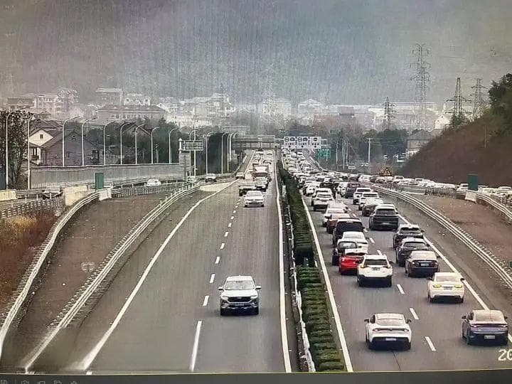 春节返乡历险记：服务区难进，国道有风险！
