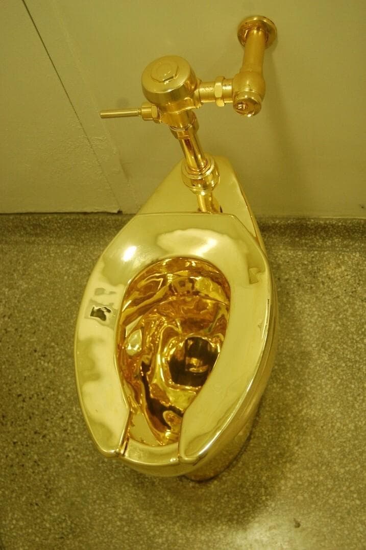 黄金马桶被盗画面公开！5分钟闯入撬走，就这么拎走出门跑路的？
