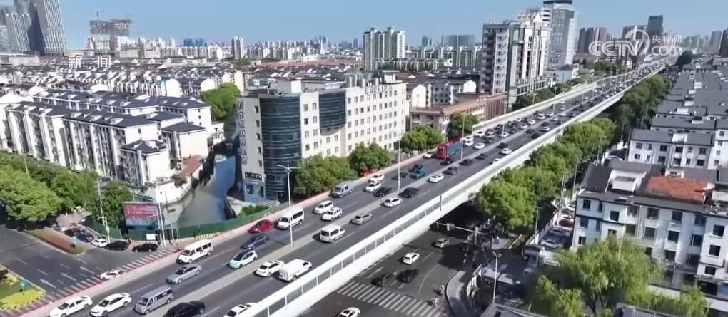 中国绿色交通多点开花：新能源、海铁联运、零碳公路齐头并进