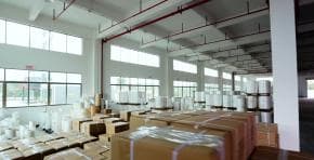 拉链的材质（如塑料、金属）和结构如何影响其密封性能和耐用性？