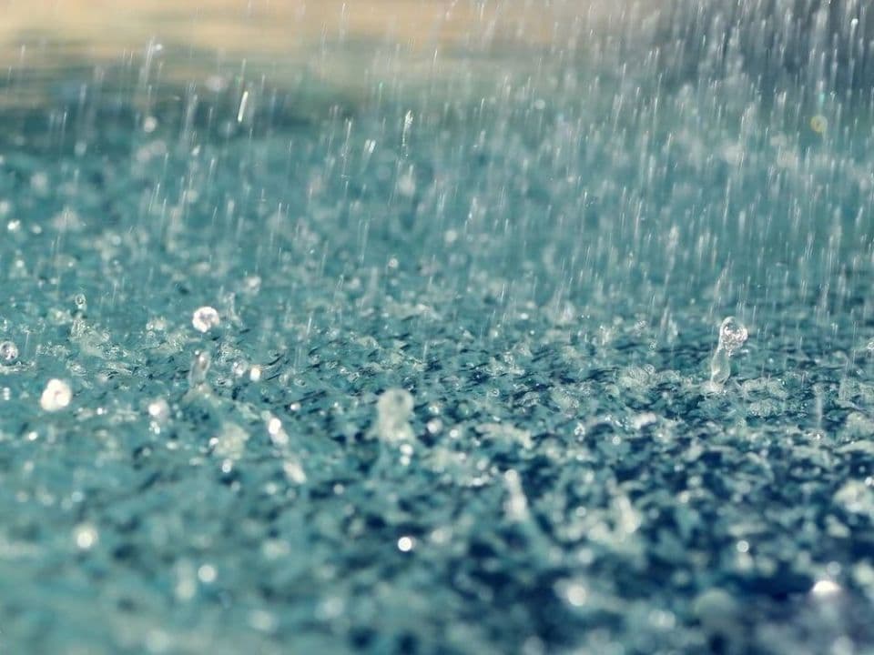 “八月十五下了雨，正月十五雪打灯”，若中秋下雨，春节会很冷吗？