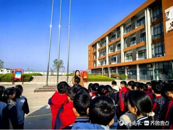 巨野县吕官屯小学开展清明节系列德育活动