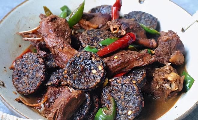 凤凰古城血粑鸭：四百年传承的美食传奇