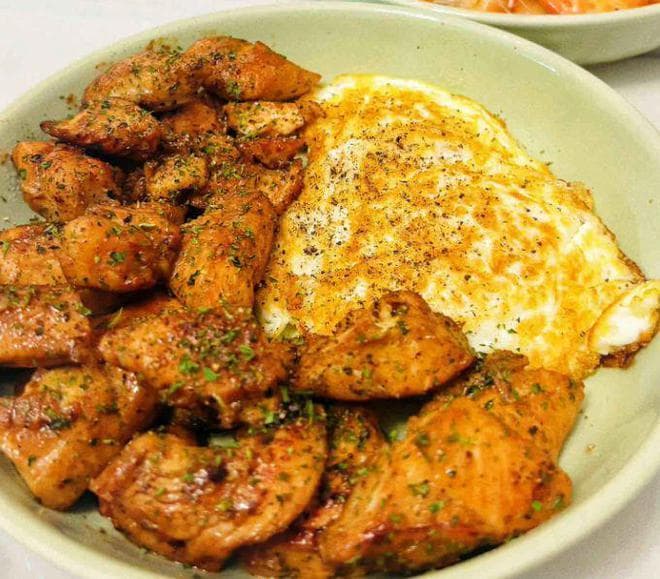 香煎鸡胸肉：酥脆外皮，鲜嫩肉质