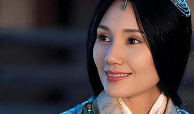不拍戏就消失，47岁的袁泉，已经走上了女演员的另一大道