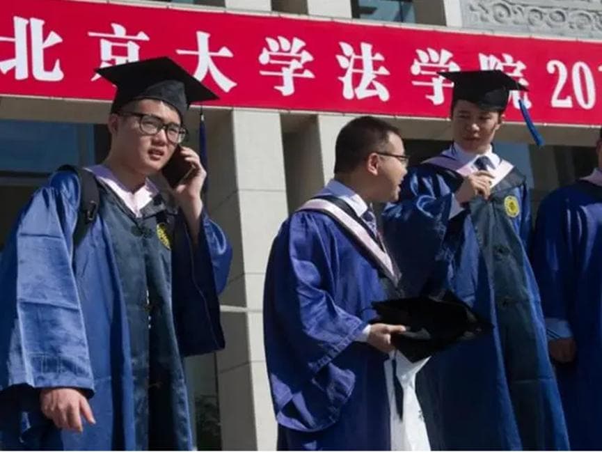90后北大研究生毕业后卖米粉，被董明珠骂浪费人才，如今身价数亿